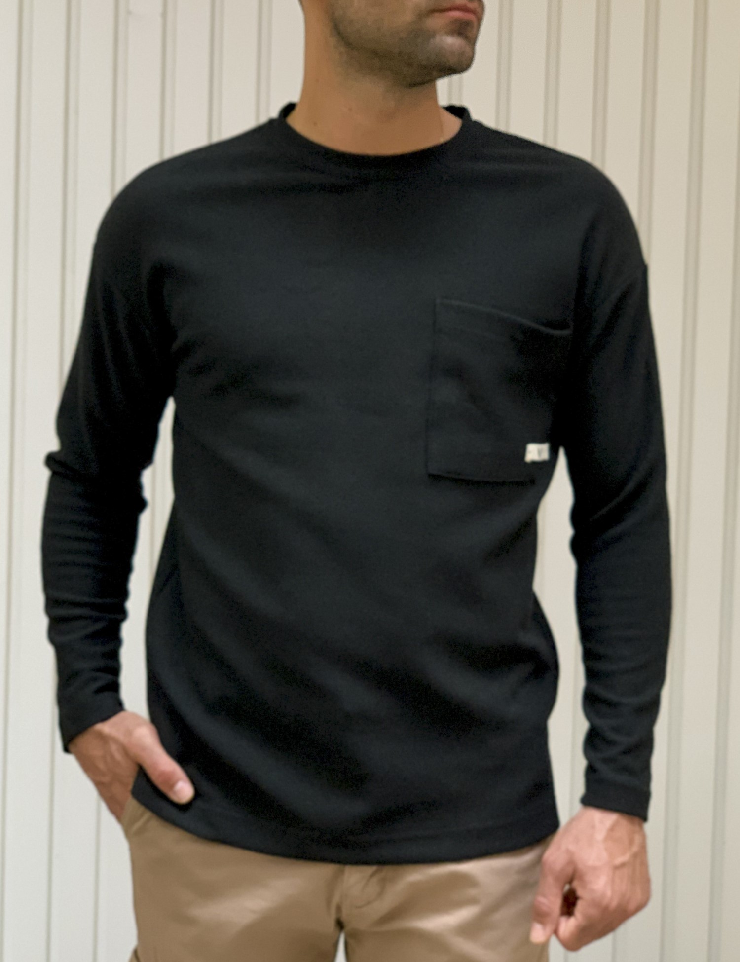 – Ανδρικη μαυρη μακρυμανικη μπλουζα με αναγλυφο υφασμα 1136